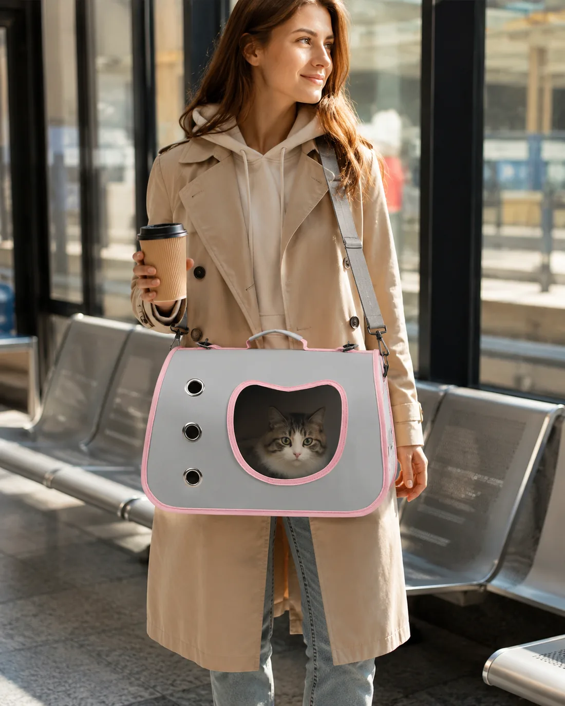 Femme portant le sac bandoulière en travers du corps dans une salle d'attente de gare