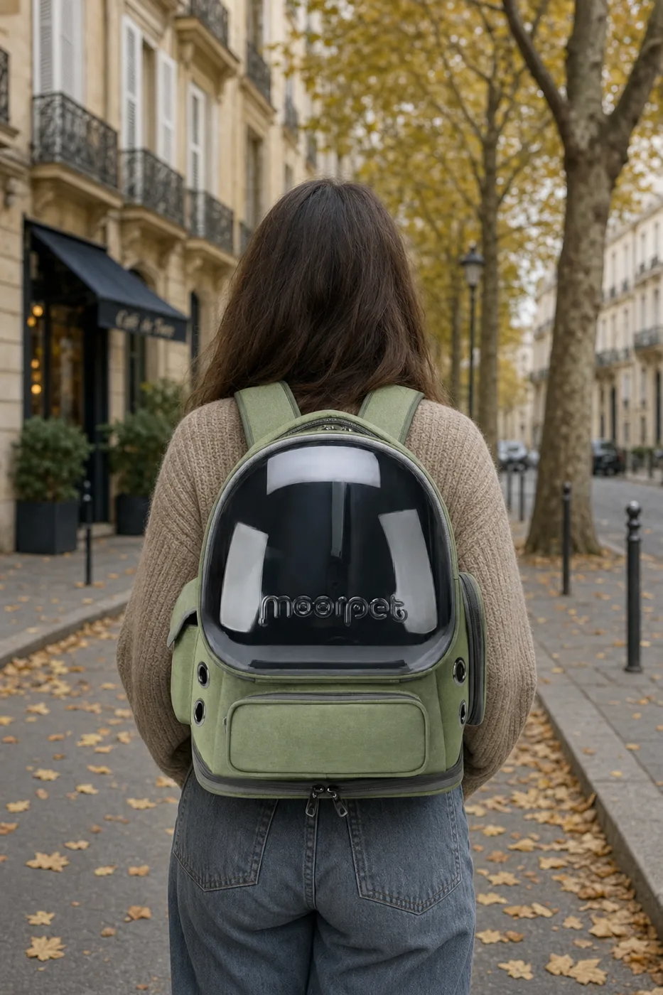 Femme de dos marchant en ville avec le sac à dos de transport pour chat